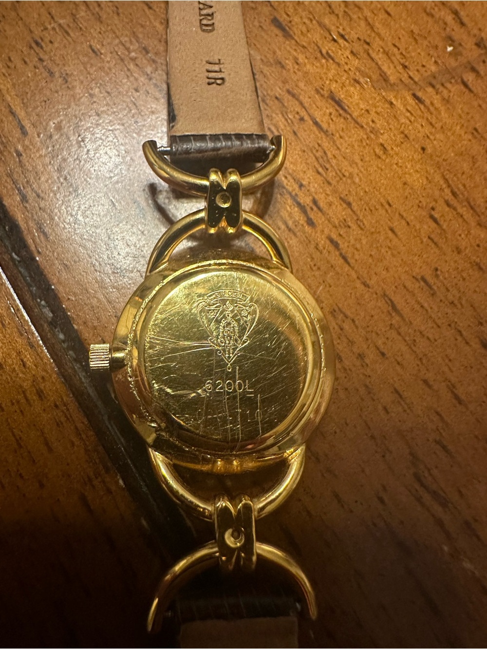 Gucci 6200L Gold and White Dial Watch with Burgundy Strap VINTAGE - WORKS - Picture 7 of 9